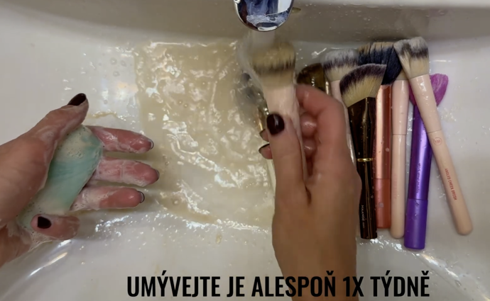 V neposlední řadě myslete na čistotu štětců, v nichž se hromadí nejen produkt, ale i maz z obličeje, a tím pádem se v nich mohou množit bakterie. Vám se poté mohou na tváři objevit pupínky či jiné kožní problémy.