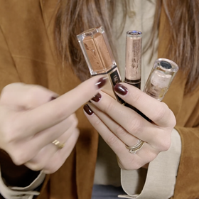 Totéž platí i pro krémové stíny, které mívají trvanlivost půl roku. Na snímku vidíte, jak vypadají produkty, které byste na oči dávat neměly - nemají již celistvou barvu.