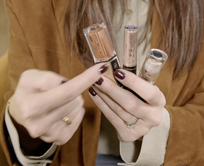 Totéž platí i pro krémové stíny, které mívají trvanlivost půl roku. Na snímku vidíte, jak vypadají produkty, které byste na oči dávat neměly - nemají již celistvou barvu.