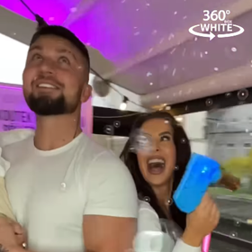 Oslava se konala na lodi.