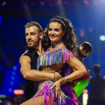 Iva Kubelková tancuje na StarDance Tour barevnou "sambu u kuchyňské linky".