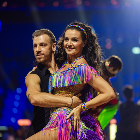 Iva Kubelková tancuje na StarDance Tour barevnou "sambu u kuchyňské linky".