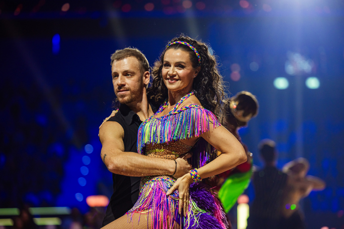 Iva Kubelková tancuje na StarDance Tour barevnou "sambu u kuchyňské linky".