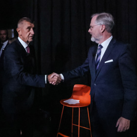 Petr Fiala a Andrej Babiš si podali ruku.