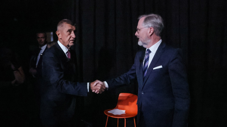 Petr Fiala a Andrej Babiš si podali rukou.