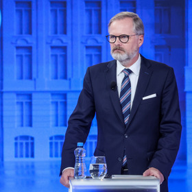 Petr Fiala v televizní debatě.