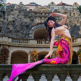 Na svém Instagramu sdílí umělecké snímky.