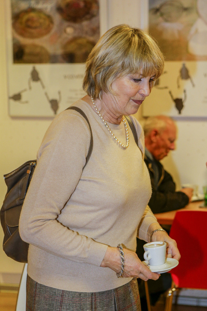 Svetr se herečka nebála vyšperkovat šňůrou perel. 