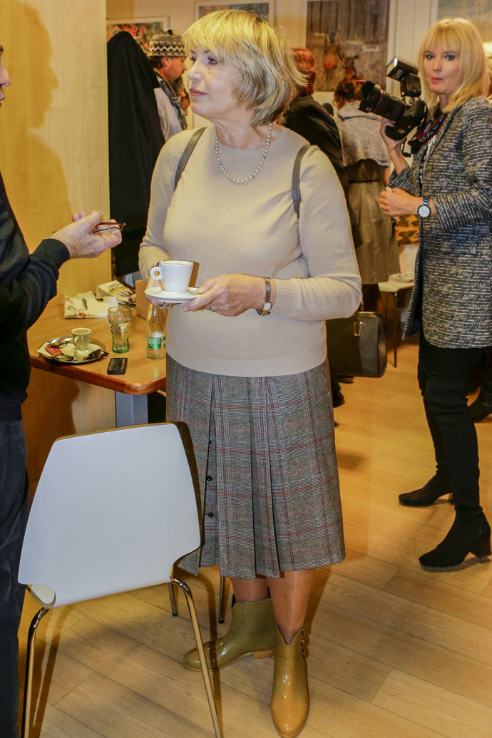 Skládaná sukně a mohérový svetřík v podání Elišky Balzerové. 