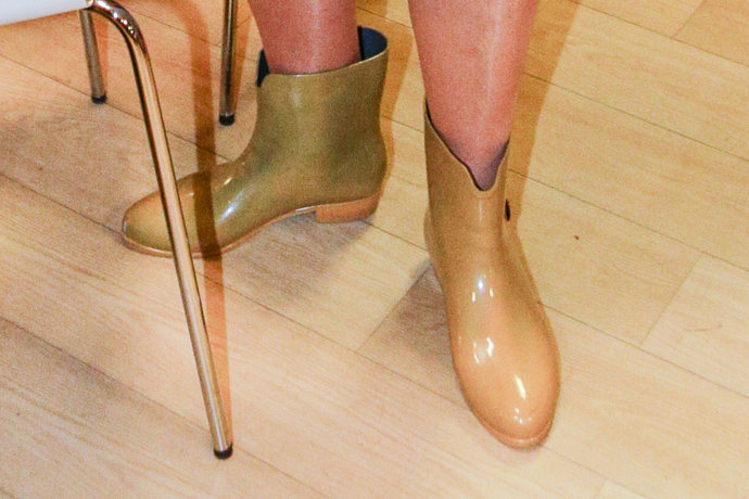 Ke skládané sukni zvolila herečka béžové gumáky - ideální do sychravého podzimu. 