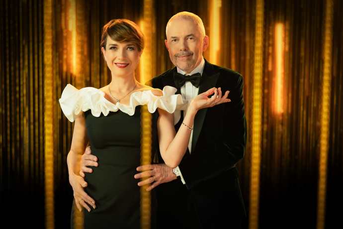 Na letošních plakátech vídáme Terezu Kostkovou ve slušivém drdolu s patkou a v šatech od Martiny Pipkové Loudové. 