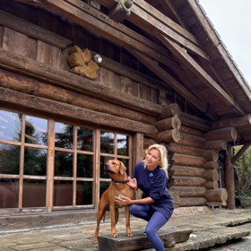 Kateřina Brožová v luxusním srubu Líny u Mladé Boleslavi. 