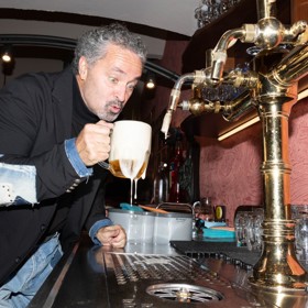Pivo teklo proudem.