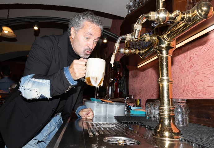 Pivo teklo proudem.