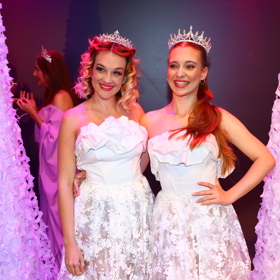 Sarah Caroline a Vilemína Marhoulová v muzikálu Pyšná princezna.