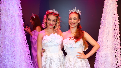 FOTO: Sarah C. a Vilemína Marhoulová v muzikálu Pyšná princezna.