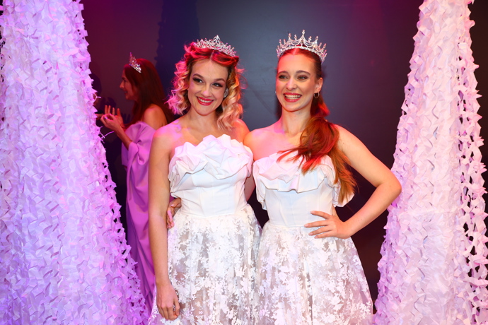 Sarah Caroline a Vilemína Marhoulová v muzikálu Pyšná princezna.