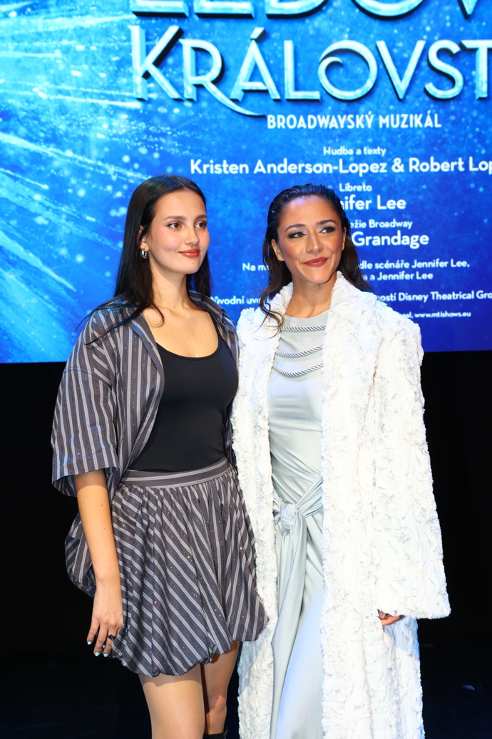 Elsa a Anna se v muzikálu Ledové království dočkají premiéry v březnu příštího roku. 