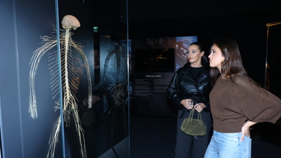 FOTO: Iva Kubelková s dcerou si prohlížejí kostry těl.