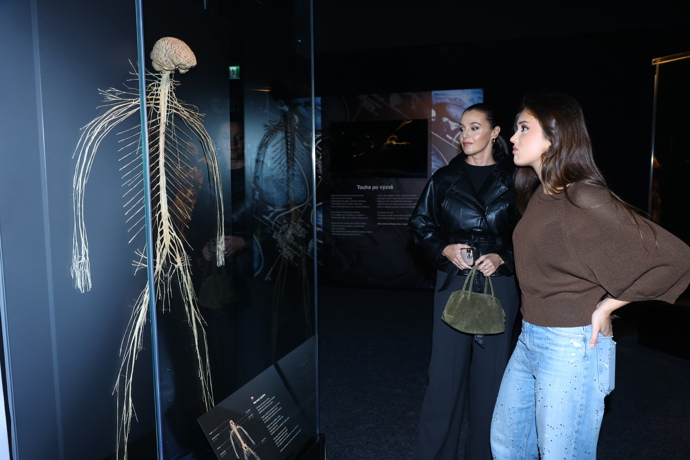 Iva Kubelková s dcerou si prohlížejí kostry těl.