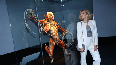 FOTO: Hana Mašlíková dorazila v bílém kostýmku.