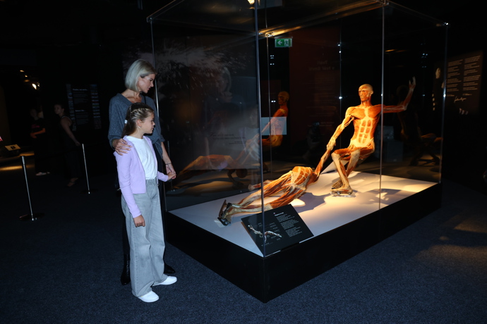 Iveta Lutovská si prohlíží těla s dcerou.