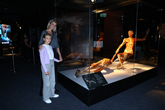 Iveta Lutovská a její dcera na výstavě Body Worlds.