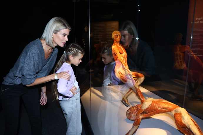 Iveta Lutovská na výstavě o lidských tělech. 