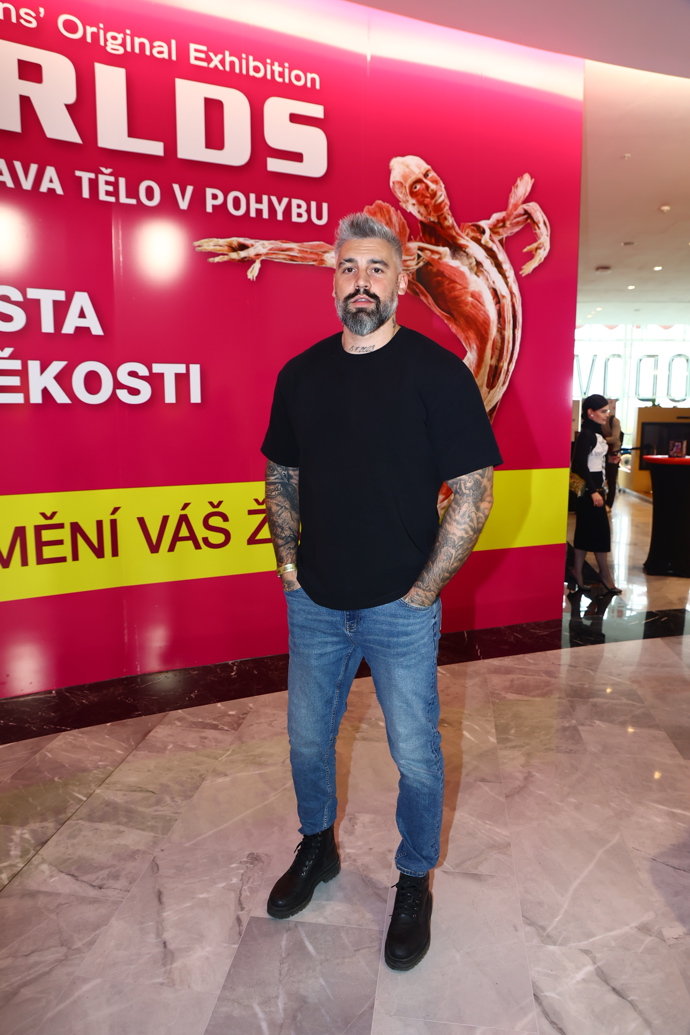Pepa Kůrka si vystačil s džínami, černým tričkem a černými botami. 