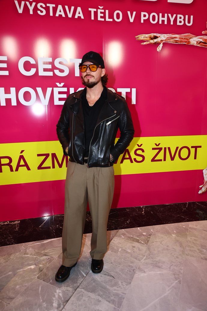 Matyáš Hložek vynesl khaki kalhoty, černé tričko a kožený křivák. 
