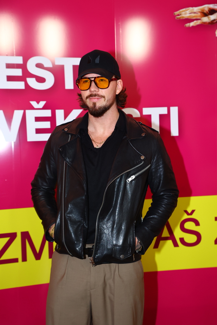 Outfit Matyáš doplnil černou kšiltovkou a brýlemi s oranžovými skly. 