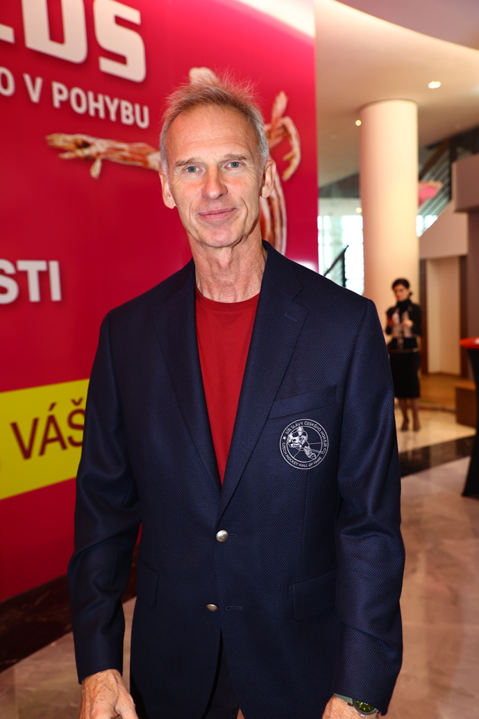 Hokejová legenda Dominik Hašek oblékl tmavě modrý oblek, který vyladil červeným tričkem. 
