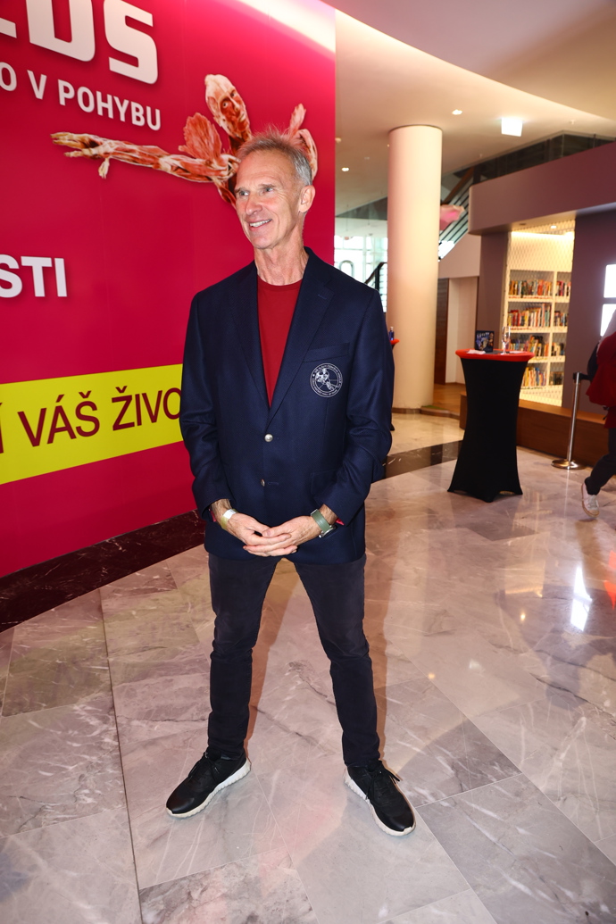 K obleku nazul Dominik Hašek tenisky. 