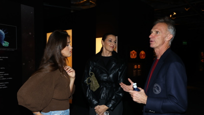 FOTO: Dominik na výstavě Body Worlds vysvětloval Kubelkové s dcerou Karolínou lidské tělo.