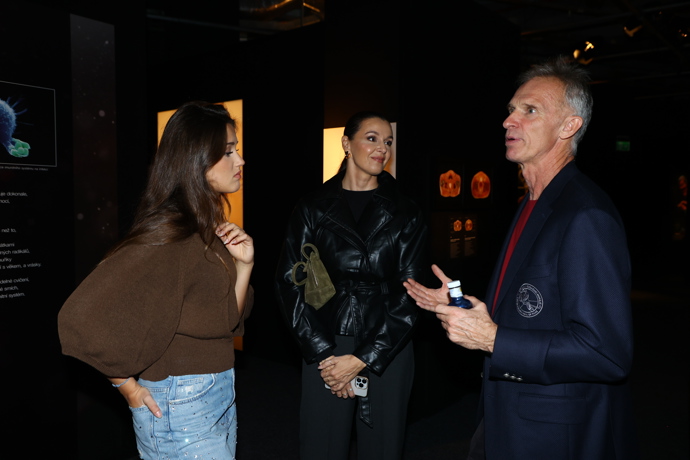 Dominik na výstavě Body Worlds vysvětloval Kubelkové s dcerou Karolínou lidské tělo.