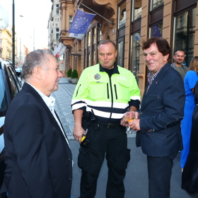 Pavel Trávníček zařizoval něco s policií.