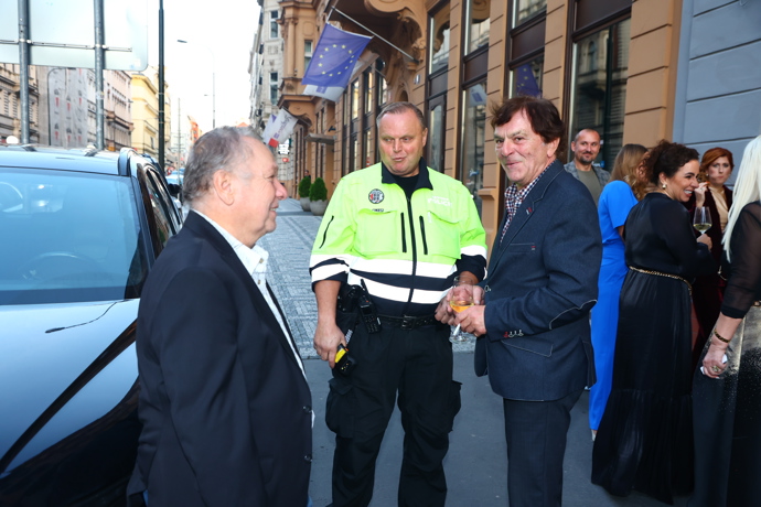 Pavel Trávníček zařizoval něco s policií.