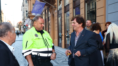 FOTO: Pavel Trávníček řešil něco s policií ohledně parkování.