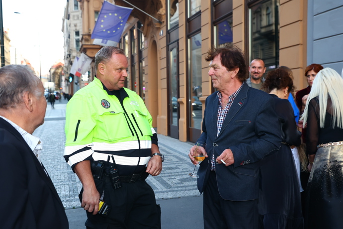 Pavel Trávníček řešil něco s policií ohledně parkování.
