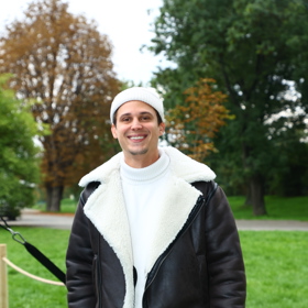Zpěvák Sebastian Navrátil nebyl vpuštěn do letadla.