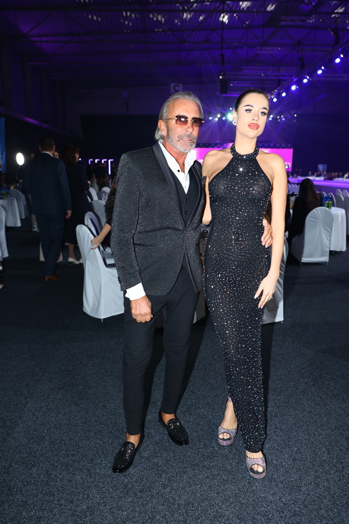 Leo Beránek starší vyvedl do společnosti svoji přítelkyni Kateřinu. 