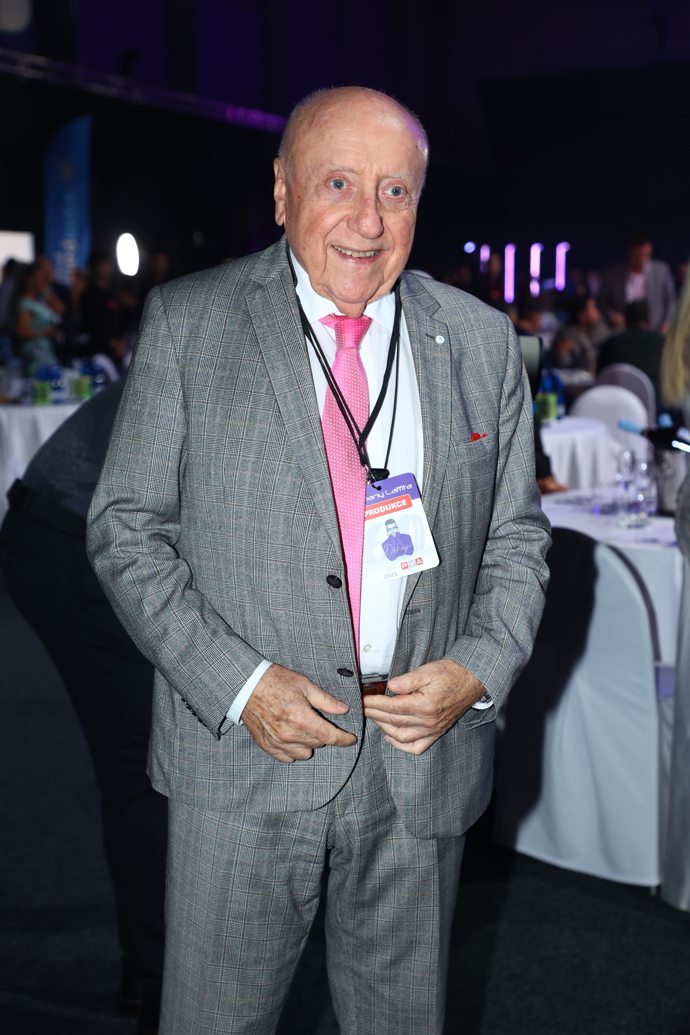 Felix Slováček oblékl šedý oblek s růžovou kravatou. 