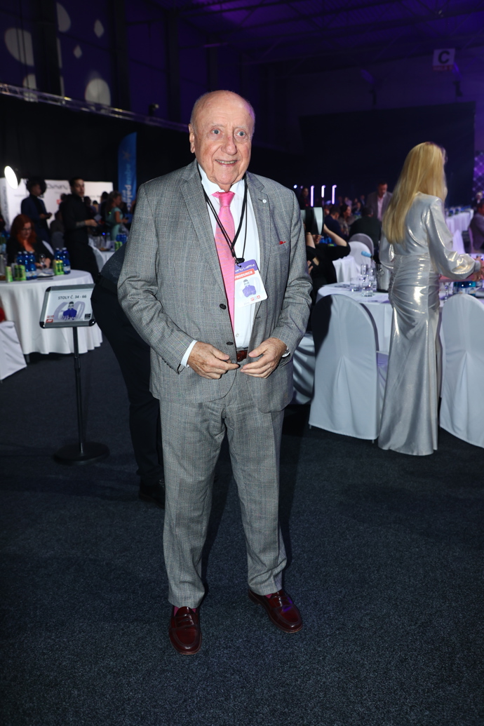 Felix působil dojmem dobře oblečeného gentlemana. 