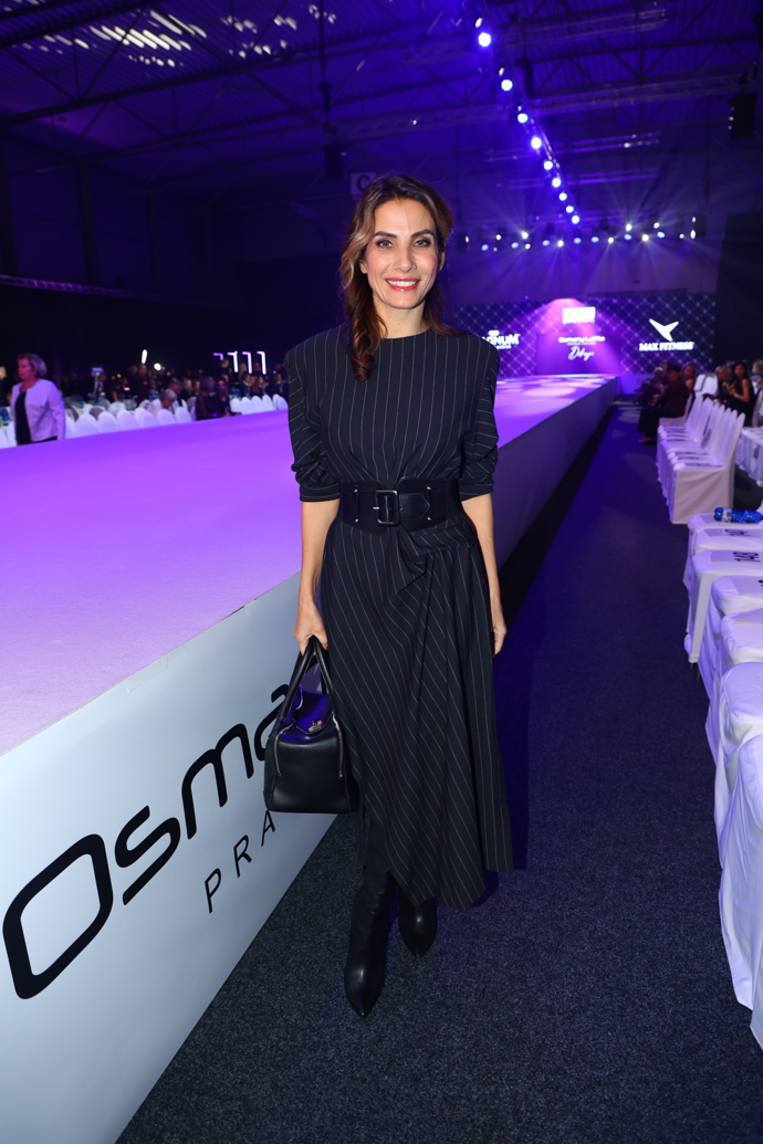 Eva Decastelo oblékla černé šaty s proužky a širokým koženým páskem. 