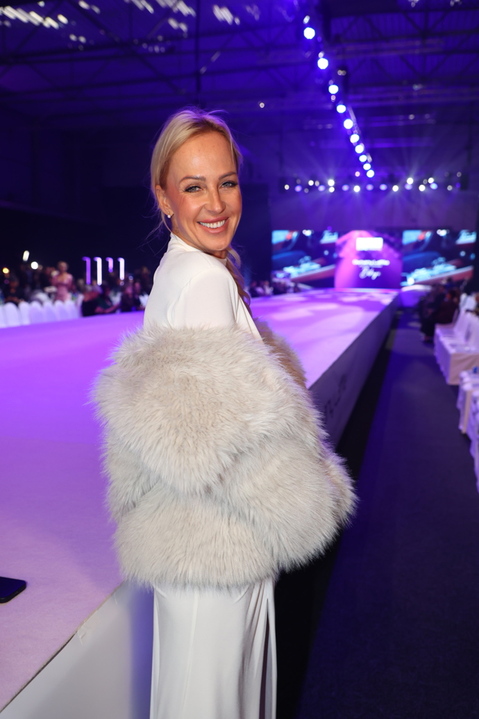 Zuzana Belohorcová vynesla bílý kožíšek v kombinaci se sněhobílou róbou. 