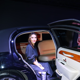 Eva Decastelo v luxusním voze.