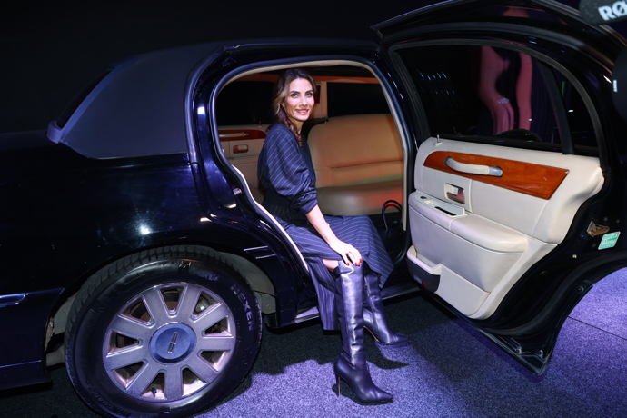 Při vystupování z limuzíny ukázala Eva Decastelo vysoké kožené kozačky nad koleno.