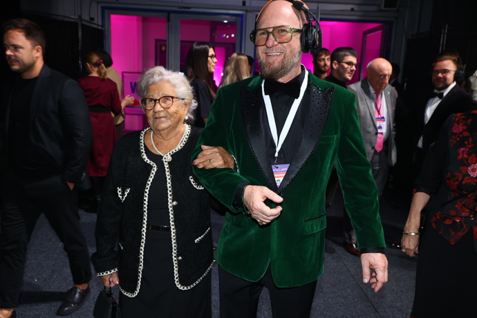 Partner návrháře Osmanyho Laffity, Guy, vyvedl do společnosti Osmanyho maminku. 