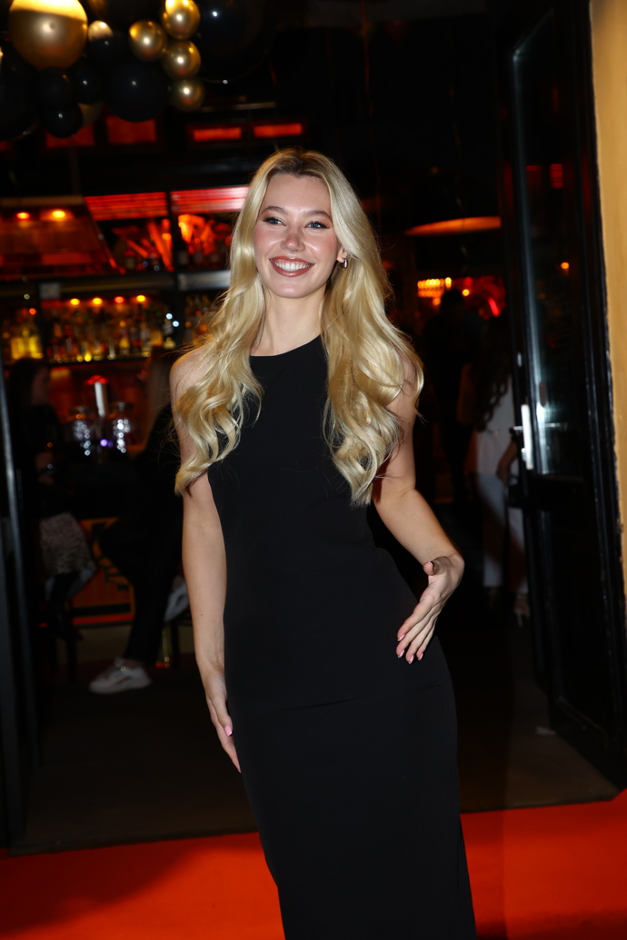 Natálie Puškinová dala na odiv své dlouhé blond vlasy. 