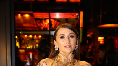 FOTO: Sharlota vynesla šaty v asijském stylu.